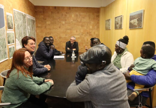 A comunidade senegalesa en Carballo expón ao goberno municipal os problemas para alugar vivendas
